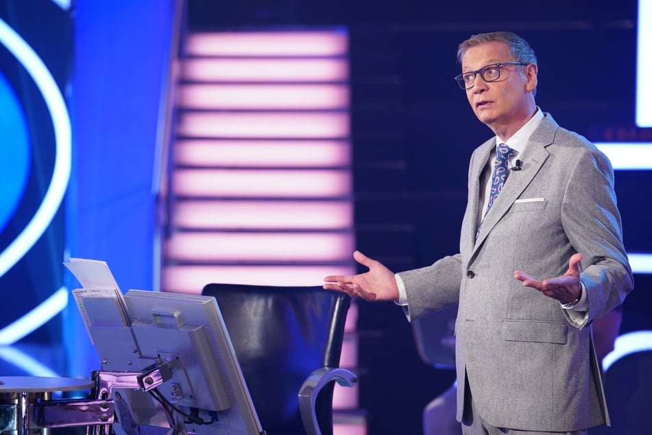 Moderator Günther Jauch (64) empfängt bei "Wer wird Millionär" am Montagabend zunächst eine Überhangkandidatin aus der letzten Sendung.