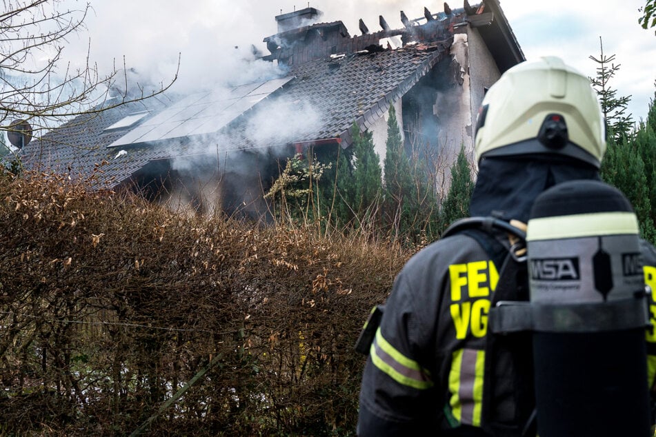 Von dem frei stehenden Einfamilienhaus blieb eine verkohlte Ruine übrig: Die Brandursache ist noch unklar.