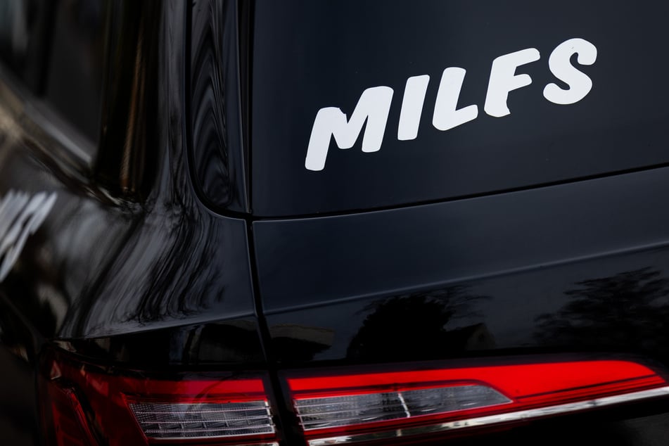 Unbekannte verändern den Firmenschriftzug des Carsharing-Anbieters immer wieder zu Milfs.