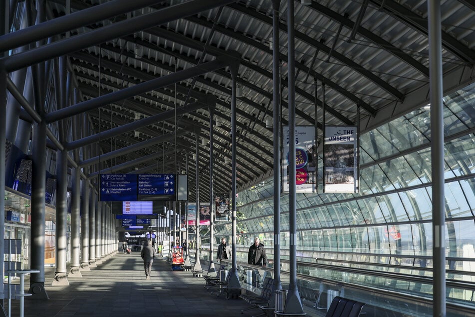 Nach Jahren des Sparens sehen sich die Flughäfen Leipzig/Halle und Dresden wieder auf Kurs. (Archiv)
