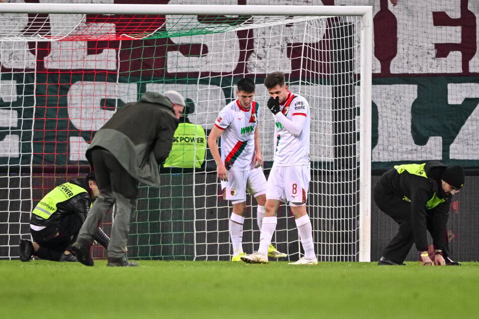 Die Ordner mussten jede Menge Flummis im Augsburger Strafraum aufsammeln.