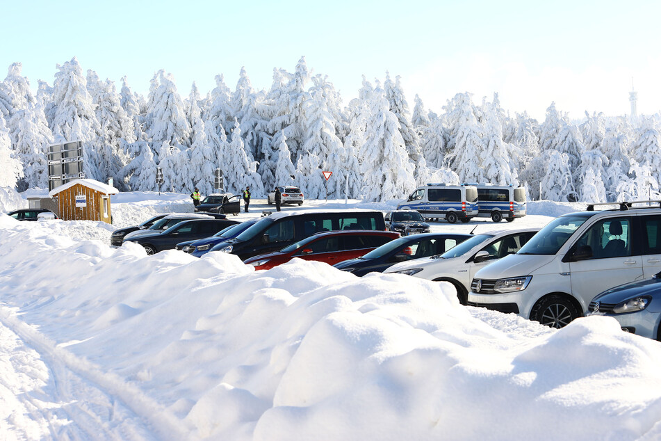 Die Polizei kontrolliert Fahrzeuge am Fichtelberg.