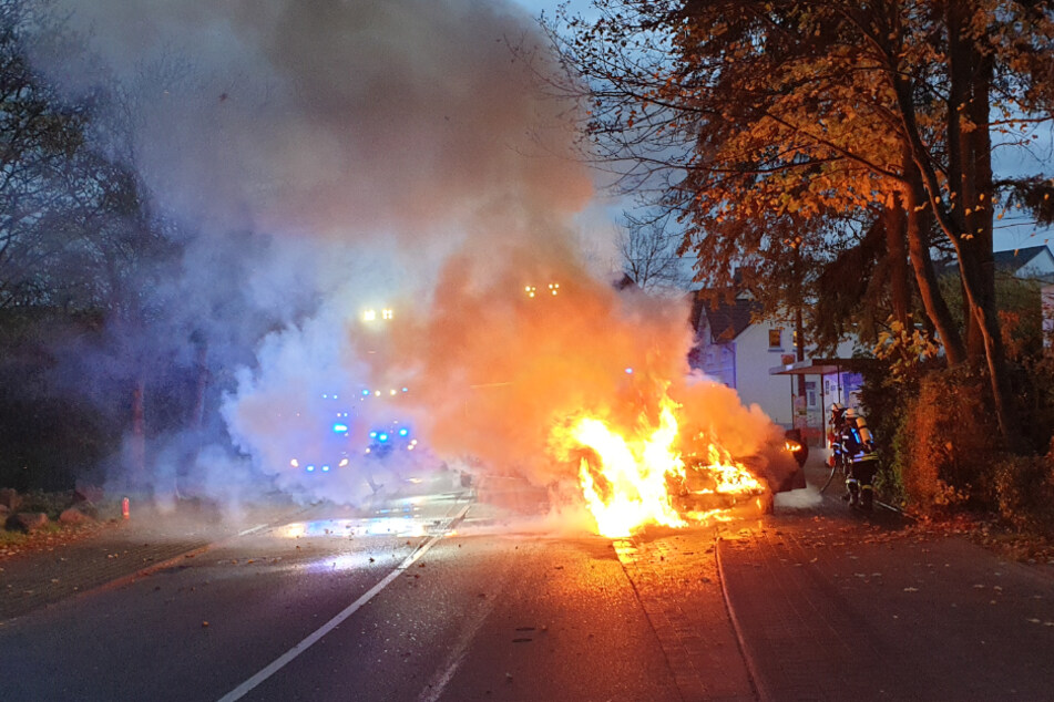 Ein älteres Ehepaar war am Sonntag in Königswinter unterwegs, als ihr Wagen plötzlich während der Fahrt Feuer fing.