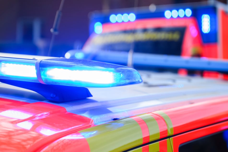 Fahrt ohne Helm hat Folgen: Mann stürzt mit Roller und verletzt sich schwer