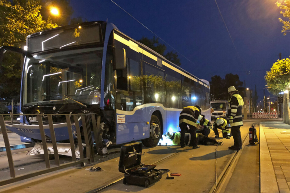 Die Feuerwehr bei Arbeiten an der Unfallstelle am Romanplatz.