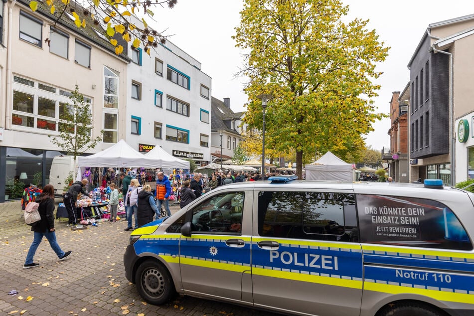 Eine Explosion vor dem Café "Deja vu" in Wetzlar rief am Sonntagmorgen die Polizei auf den Plan.