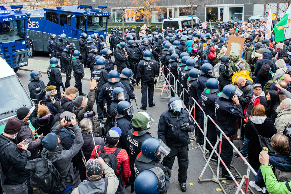 Die Polizei hat Wasserwerfer vorfahren lassen.