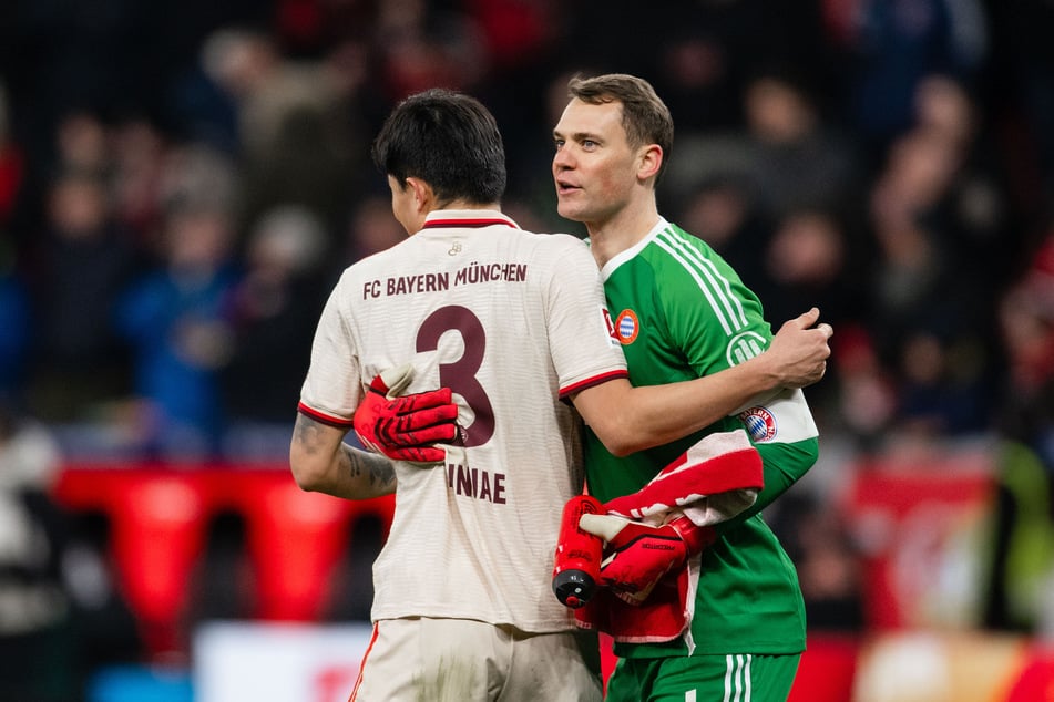 Manuel Neuer (r.) kann mit dem Punkt des FC Bayern gegen Bayer Leverkusen gut leben.