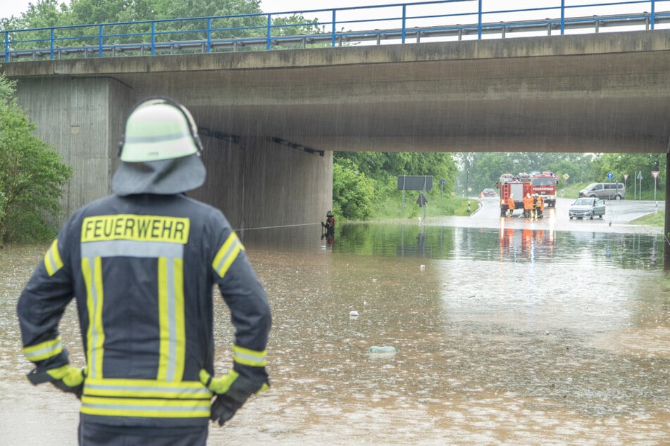 Die Straße unter B93-Brücke in Berthelsdorf stand unter Wasser.