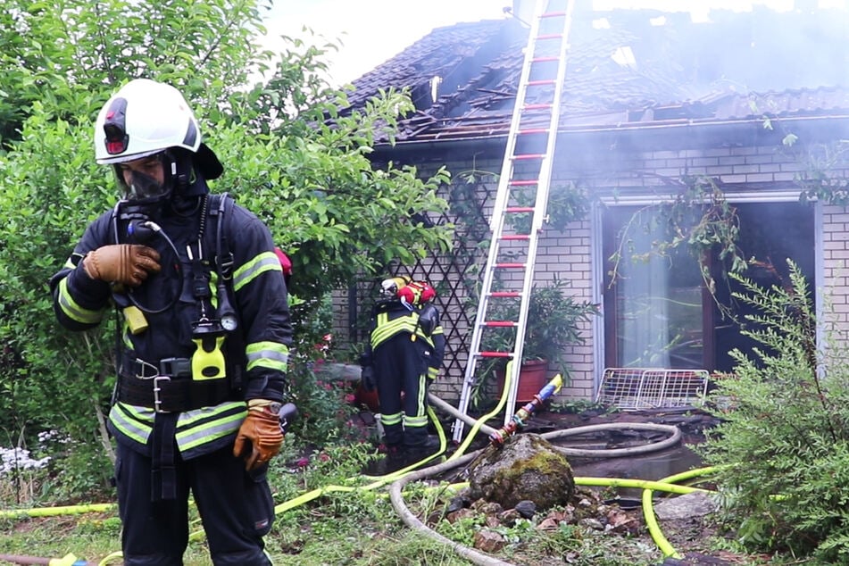Zahlreiche Einsatzkräfte der Feuerwehr rückten aus und löschten den Wohnhaus-Brand in Reichelsheim.