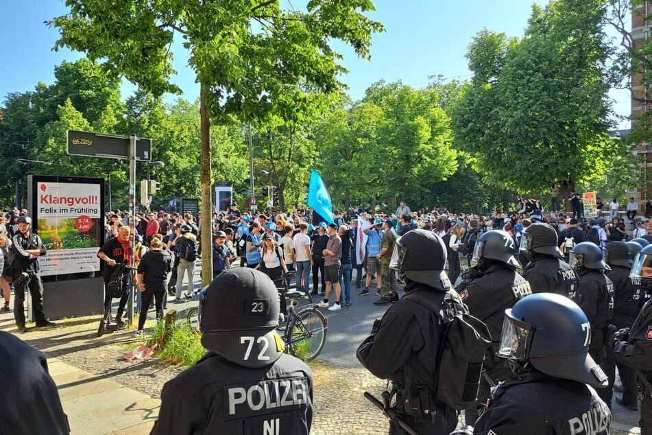 Polizei und Demonstranten stehen sich am Alexis-Schumann-Platz inzwischen direkt gegenüber.