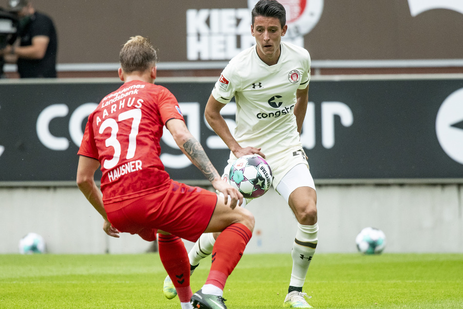 Aarhus Sebastian Hausner (20, l.) und St. Paulis Maximilian Franzke (21), kämpfen um den Ball.