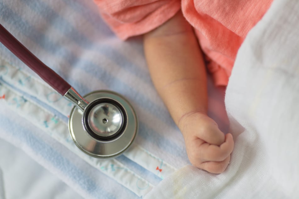 Baby für tot erklärt - als Bestatter es abholen, passiert das Unglaubliche