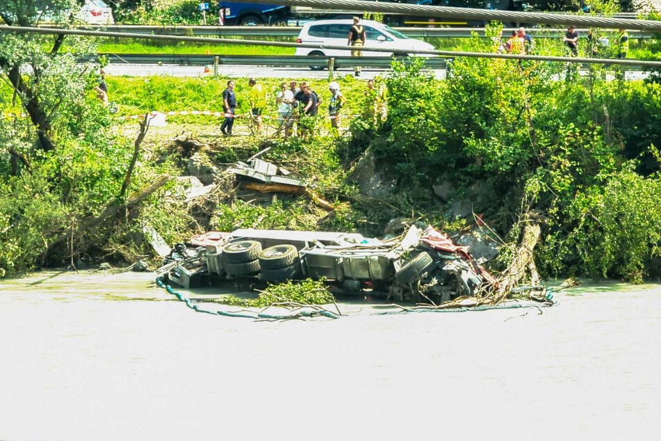 Mit voller Wucht krachte der Laster in den Inn. Der Fahrer (†47) kam dabei ums Leben.