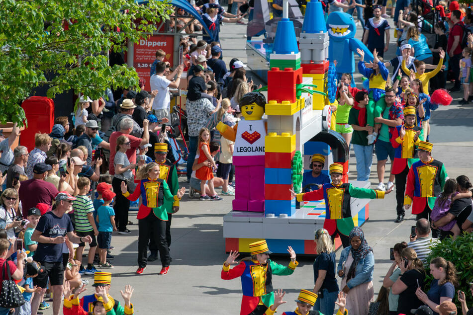 Hier ist alles super: Das Legoland in Günzburg hielt zum 20. Geburtstag die erste Parade der eigenen Freizeitpark-Geschichte ab.