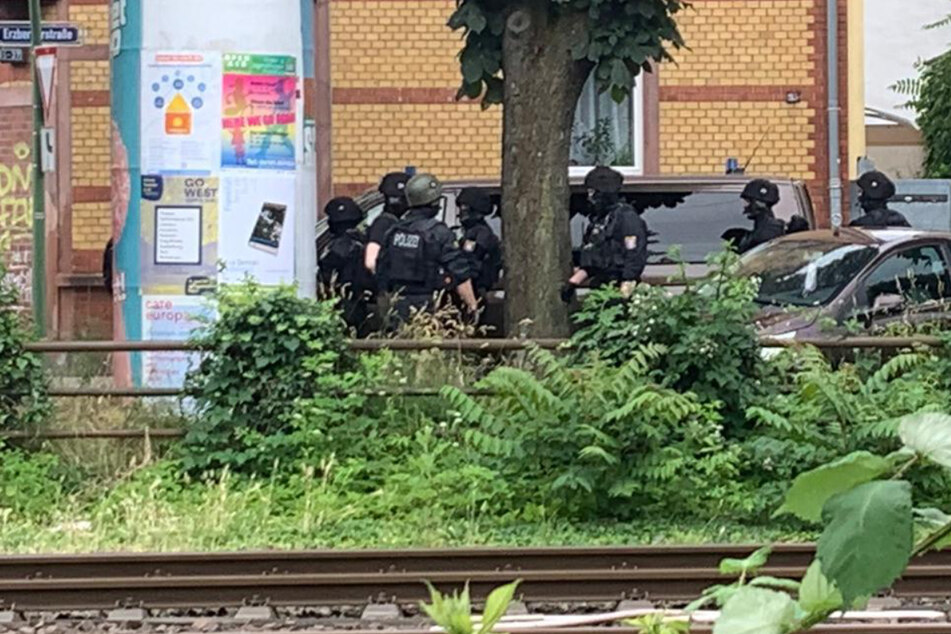 Polizisten und Einsatzfahrzeuge waren in der Erzberergstraße am Dienstagmittag vor Ort.