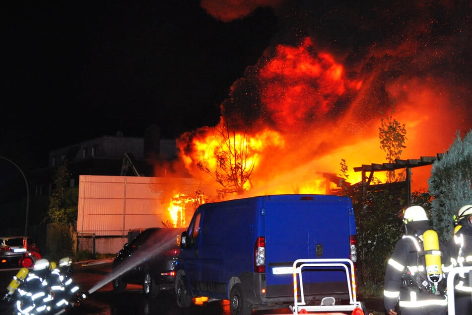 Die Feuerwehr bekämpft am Montagabend die Flammen in Hamburg-Lurup.
