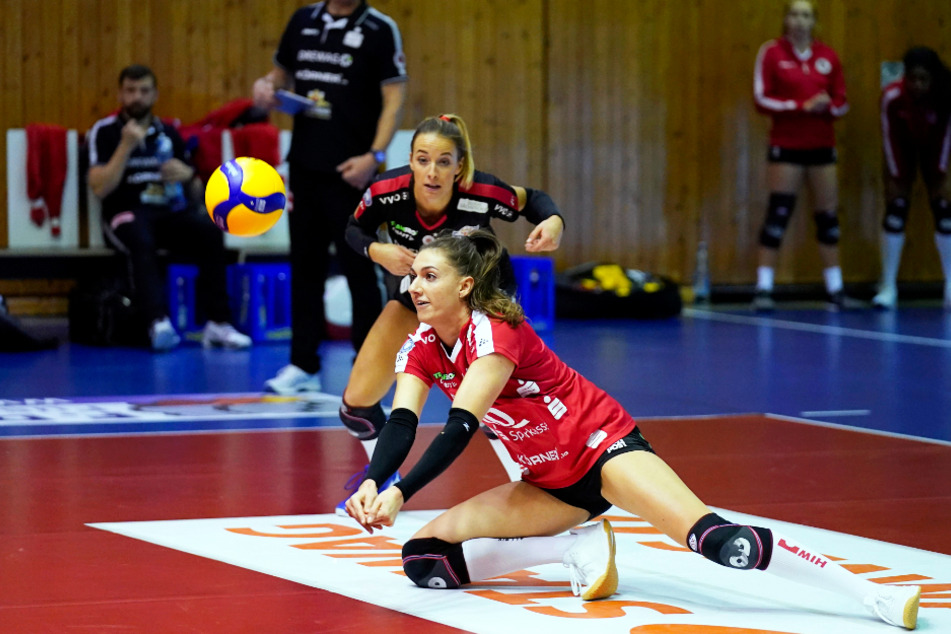 DSC-Kapitänin Lena Stigrot ganz konzentriert bei der Annahme.