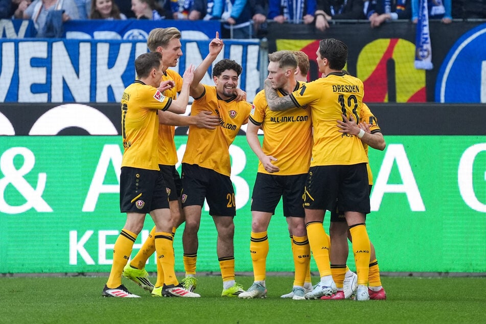 Die beiden Dynamo-Torschützen Niklas Hauptmann (l.) und Ben Bobzien (3.v.l.) holen sich die Bestnote ab.