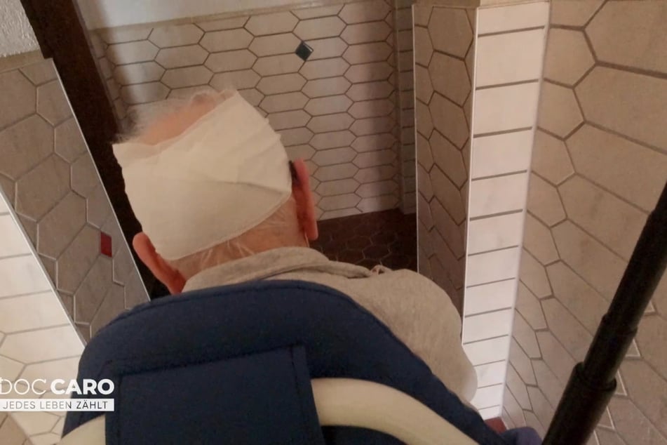 Carola Holzner aka Doc Caro mit ihrem Patienten Herrn von Beek.