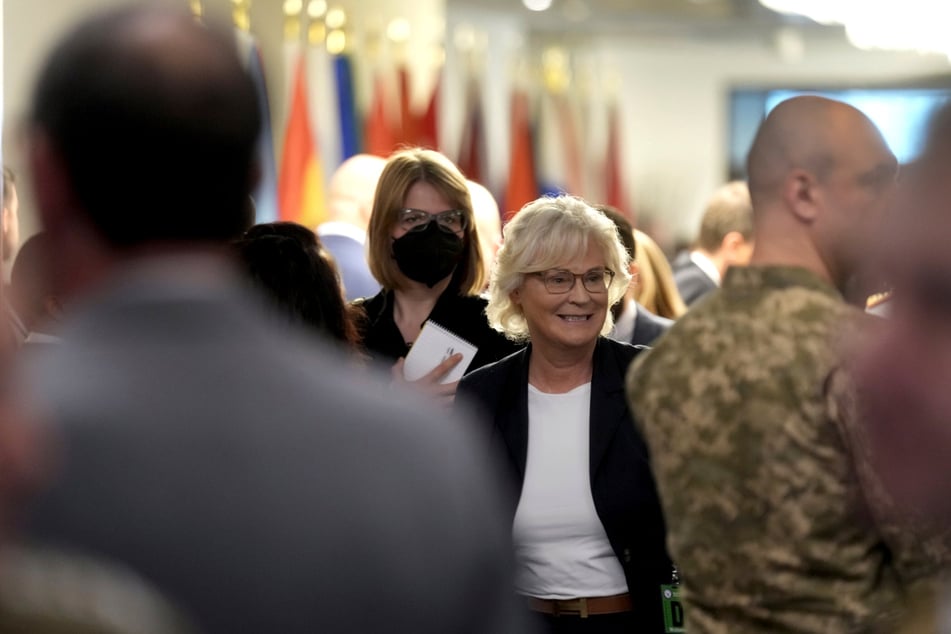 Bundesverteidigungsministerin Christine Lambrecht (SPD) trifft zur Sitzung der Sicherheitsberatungsgruppe zur Ukraine auf dem US-Luftwaffenstützpunkt Ramstein ein.