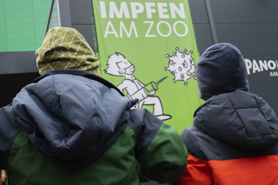 Kinder am Zoo in Hannover eine Corona-Impfung bekommen.