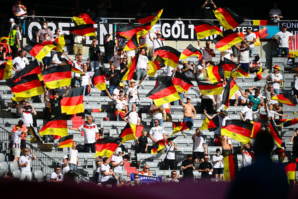 Viele Zuschauer nahmen beim Spiel der deutschen Mannschaft gegen Portugal auf den Plätzen ihre Masken ab.