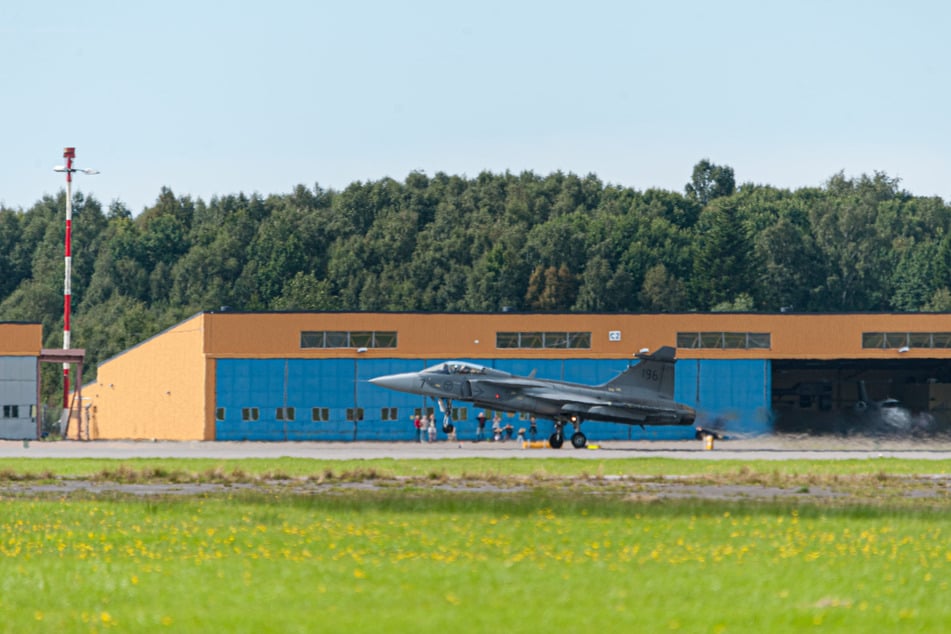 Der 56-jährige Urlauber soll unter anderem Militärflugzeuge fotografiert haben. (Symbolfoto)