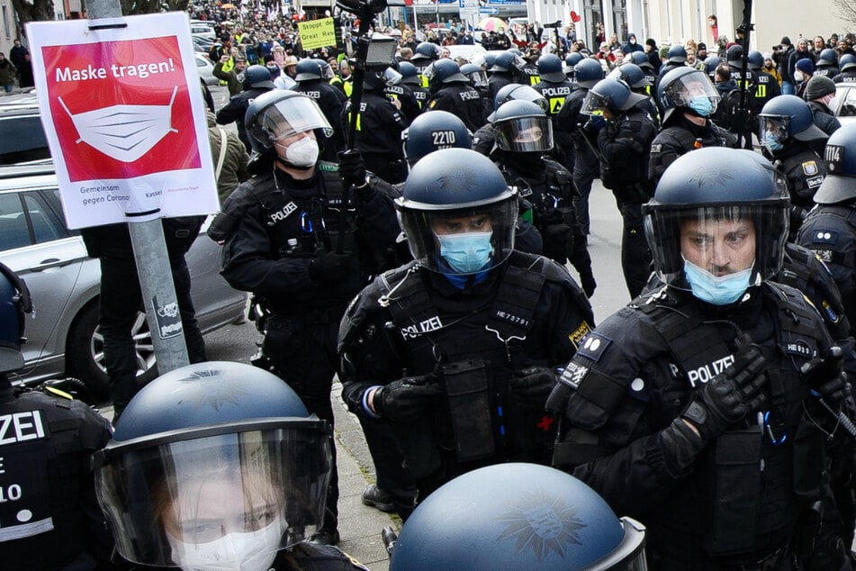 Das Foto zeigt Polizisten am 20. März in Kassel – an diesem Tag kam es in Kassel zu einer "Querdenker"-Demonstration, bei der es zu massiven Ausweitungen kam.
