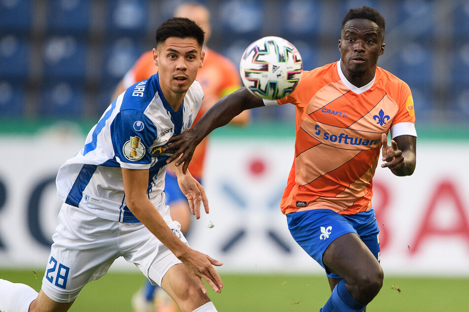 Magdeburgs Raphael Obermair (l.) im Zweikampf mit Darmstadts Braydon Manu.