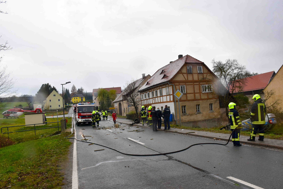 Polizei, Feuerwehr und sogar ein Rettungshubschrauber der DRF Luftrettung kamen zum Unfallort.