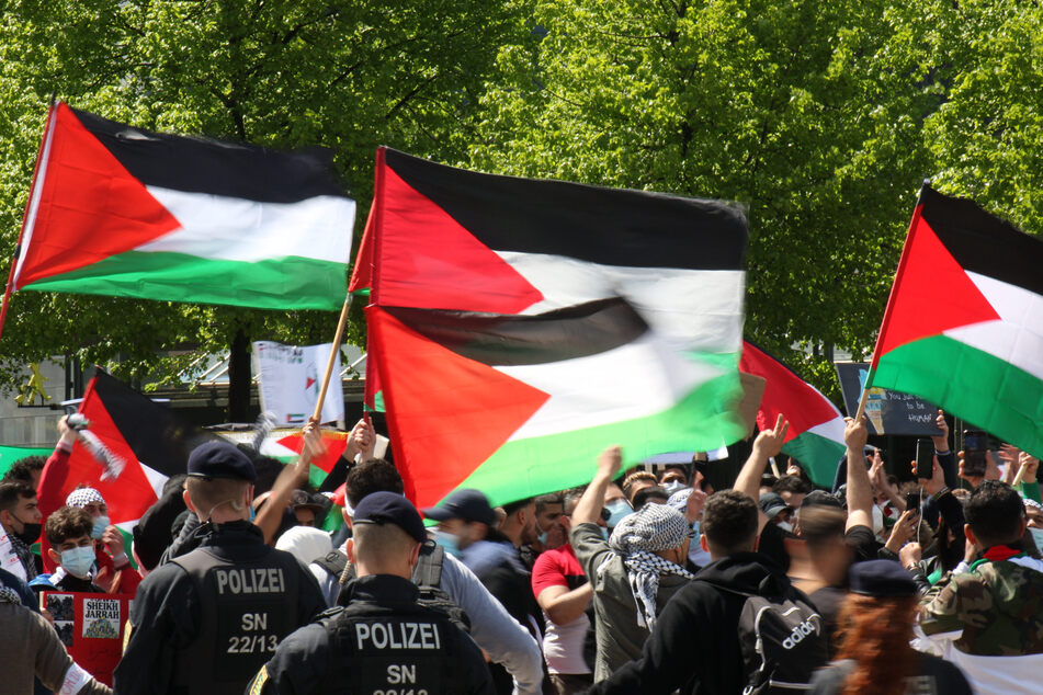 Pro-Palästina-Demonstranten positionierten sich mit Flaggen und Transparenten auf dem Leipziger Augustusplatz.