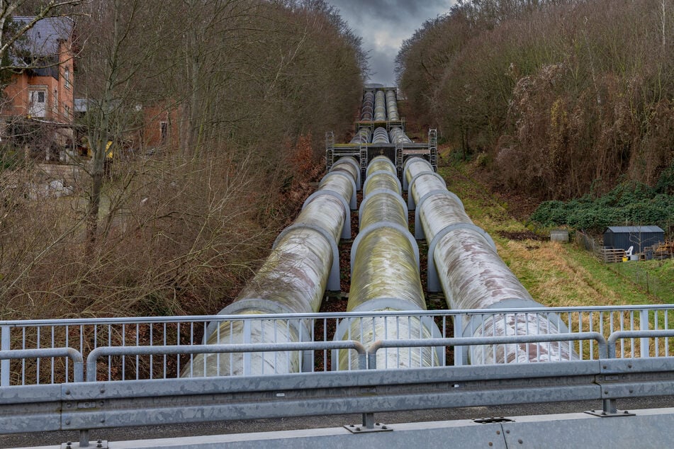 Die drei markanten Rohre aus Stahl führen auf 1,8 Kilometern Länge (143 Meter Fallhöhe) zum Oberbecken.