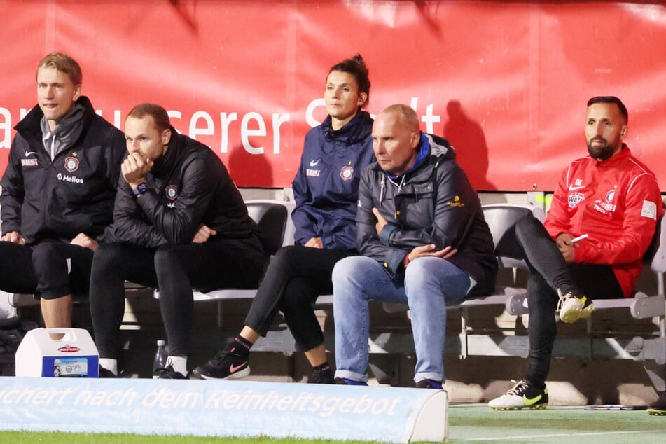 Aue Boss Helge Leonhardt (63, 2Nd From Right) Followed The Game Against 1860 Munich From The Coaching Bench.