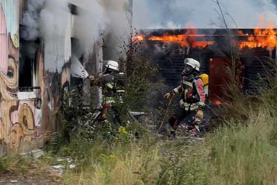 150-Quadratmeter-Bau lichterloh in Flammen: Feuerwehr muss zweimal kommen
