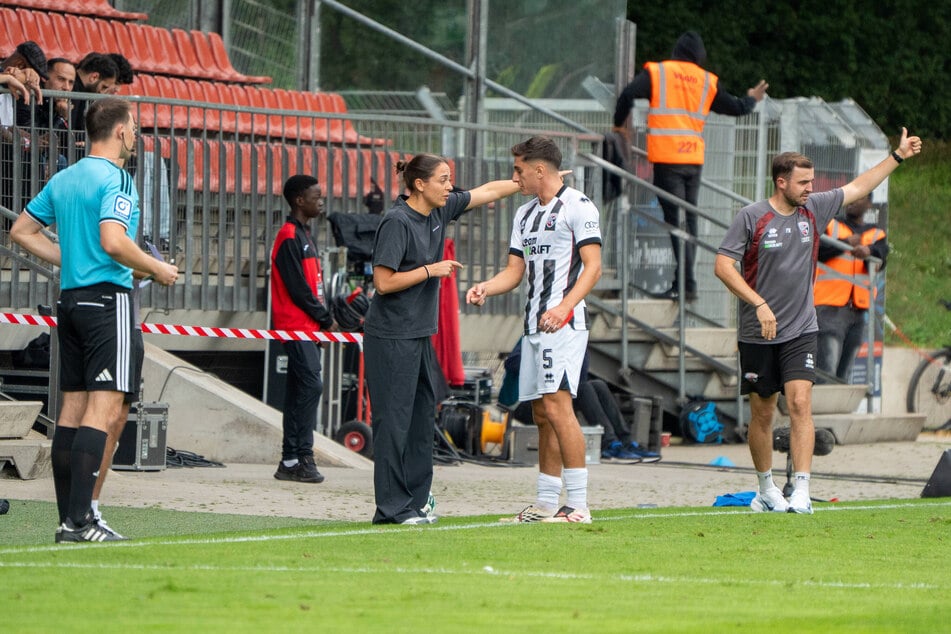 Zuletzt stand sie in der 3. Liga bei der 0:3-Niederlage bei Viktoria Köln am 19. September an der Seitenlinie.
