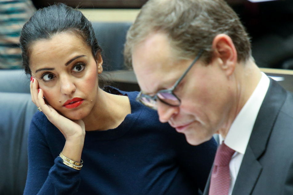 Sawsan Chebli (42, l.) und Michael Müller (55, SPD) unterhalten sich zu Beginn der Sitzung im Bundesrat.