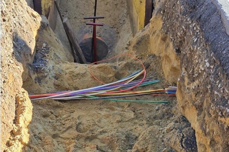 Weil diese Kabel gekappt wurden, haben aktuell Tausende Menschen im Landkreis Leipzig weder Telefon noch Internet.