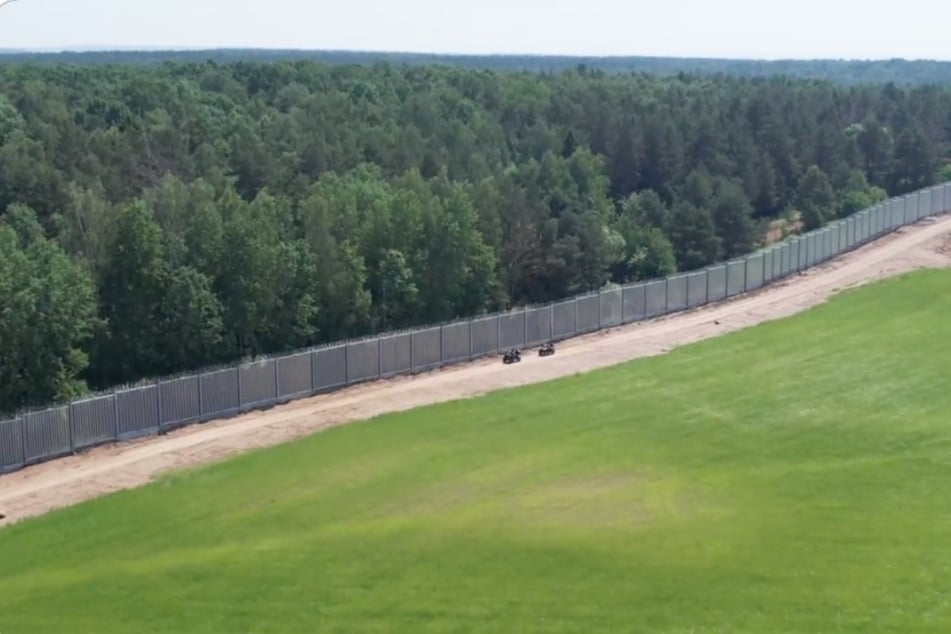 Weil Belarus immer wieder Migranten über die polnische Grenze in die EU schickt, hat Polen einen 140 Kilometer langen Zaun errichtet.