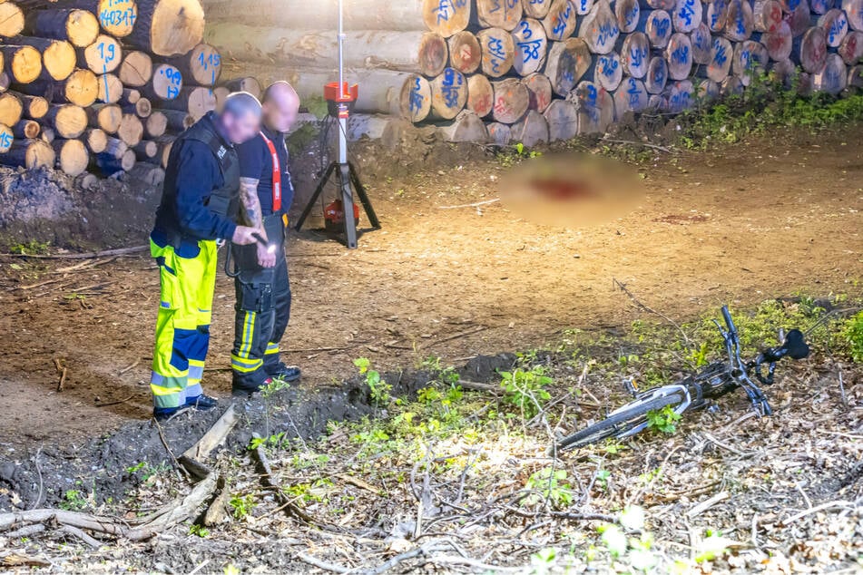Unfallermittler untersuchen die Stelle, an der der Radler stürzte.