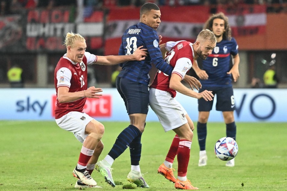 Xaver Schlager (24, l.) und Konrad Laimer (25, r.) machten gemeinsam in der vergangenen Woche sogar Weltmeister Frankreich um Kylian Mbappe (23, m.) Probleme.