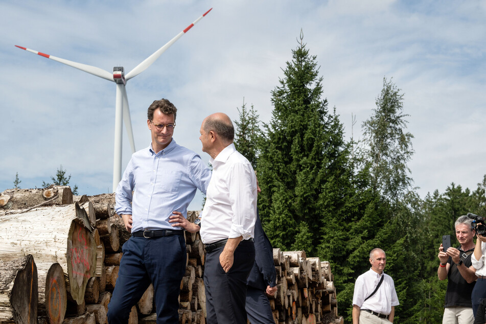 Auch NRW-Ministerpräsident Hendrik Wüst (48, CDU, l.) war beim Besuch von Olaf Scholz (65, SPD) vor Ort.