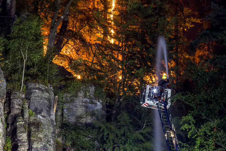 Bei dem verheerenden Waldbrand im tschechischen Nationalpark Böhmische Schweiz nahe der Grenze zu Sachsen waren im vergangenen Sommer tausende Feuerwehrleute und Rettungskräfte im Einsatz.
