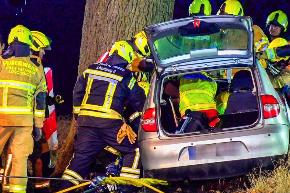 Die Einsatzkräfte haben rund zwei Stunden benötigt, um die eingeklemmte Frau aus dem Wrack zu befreien.