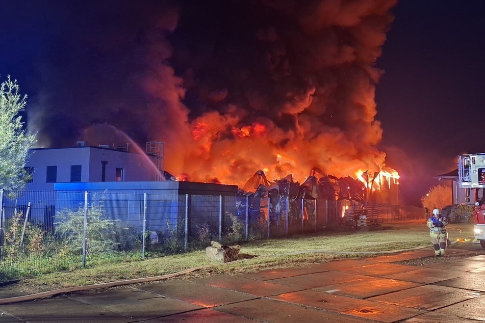 In Helmstedt brannte am Abend eine Lagerhalle lichterloh.