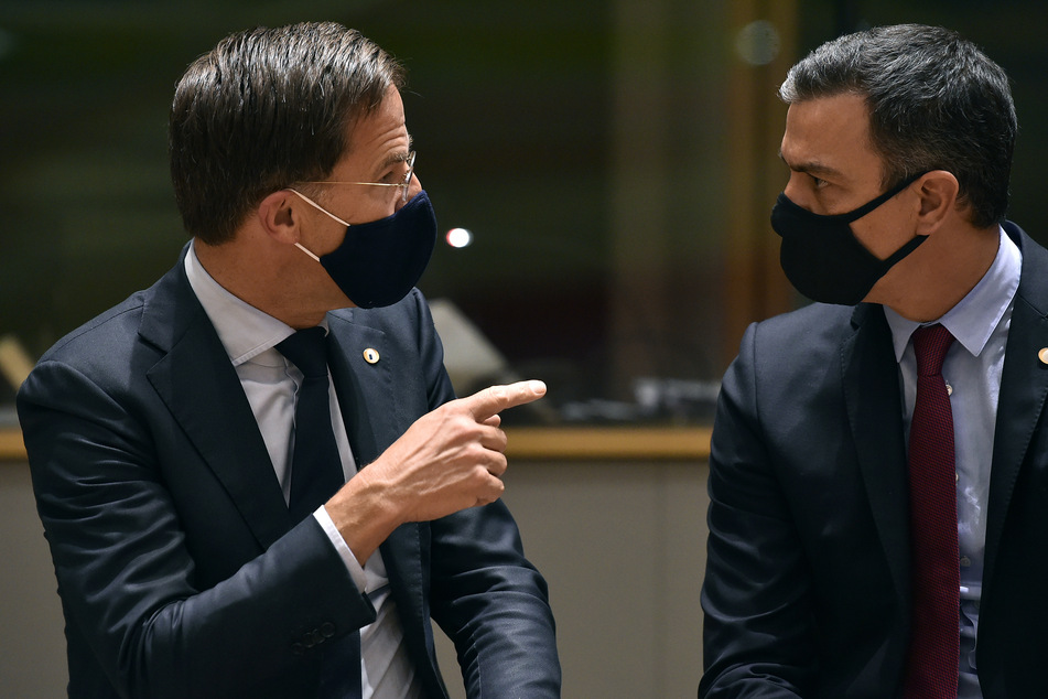 Zwei der "Sparsamen Vier": Der Premierminister der Nierderlande Mark Rutte (l.), im Gespräch mit seinem spanischen Amtskollegen Pedro Sanchez.