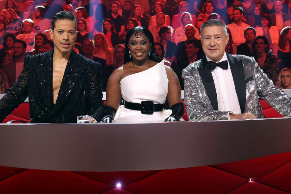Nehmen auch in diesem Jahr die Kandidatinnen und Kandidaten ganz genau unter die Lupe (v.l.n.r.): die "Let's Dance"-Juroren Jorge González (58), Motsi Mabuse (44) und Joachim Llambi (61).
