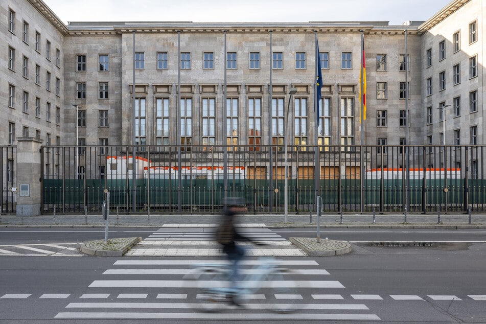 Am Bundesfinanzministerium in Berlin fand am Abend ein Polizeieinsatz statt. (Archivbild)