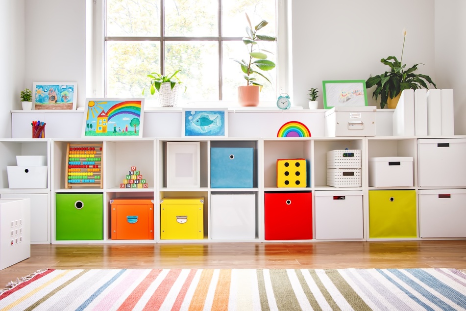 Aufbewahrungsboxen passen in Kommoden und Regale und geben dem Kinderzimmer eine farbenfrohe Note.