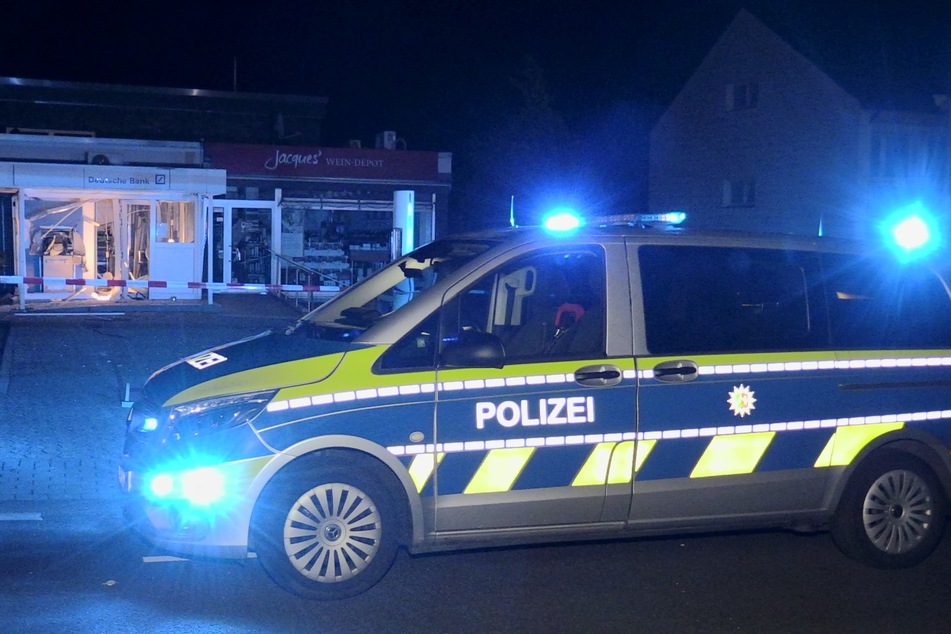 In Ratingen haben Unbekannte am frühen Morgen einen Geldautomaten gesprengt. Die Polizei sicherte vor Ort Spuren.
